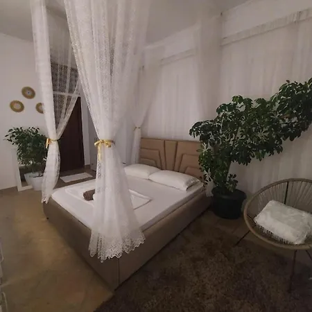 Apartment Luxury - Near Of The Park Tirana